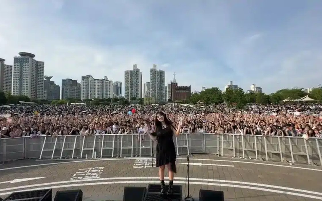 이영지 앨범발매 기념 한강 버스킹 무대